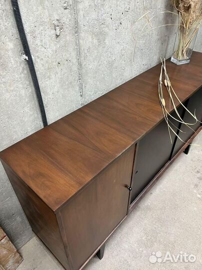 Комод с черными стеклами