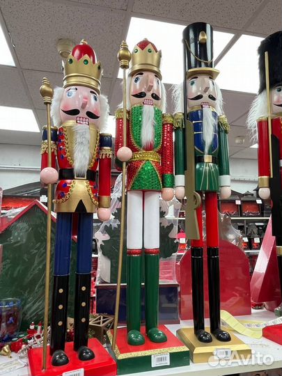 Статуи щелкунчиков