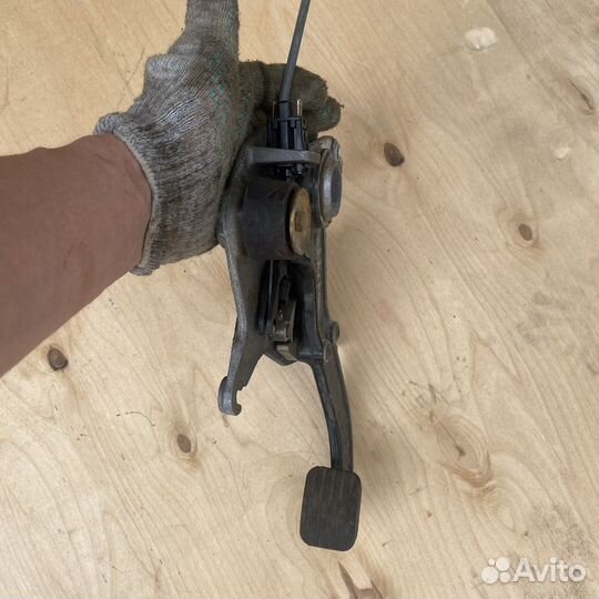 Педаль ножного стояночного тормоза w124