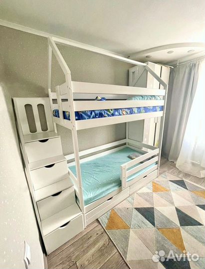 Двухъярусная кровать домик с лестницей комодом