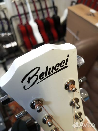 Новая гитара с минимальными повреждениями