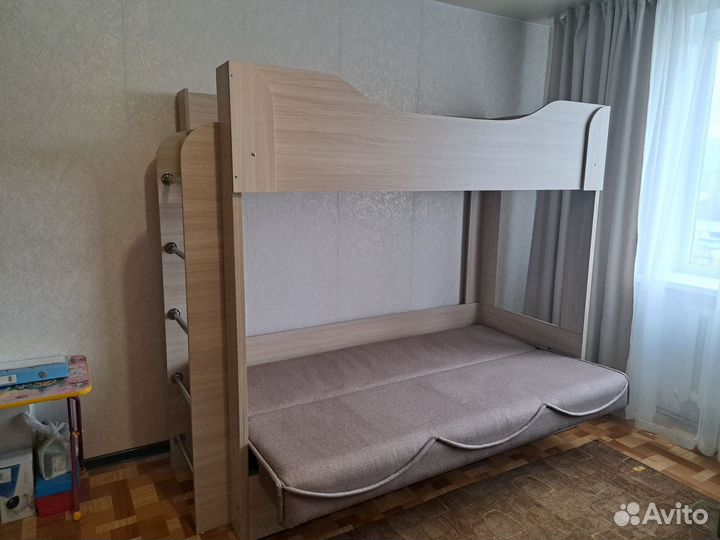 Кровать двухьярусная