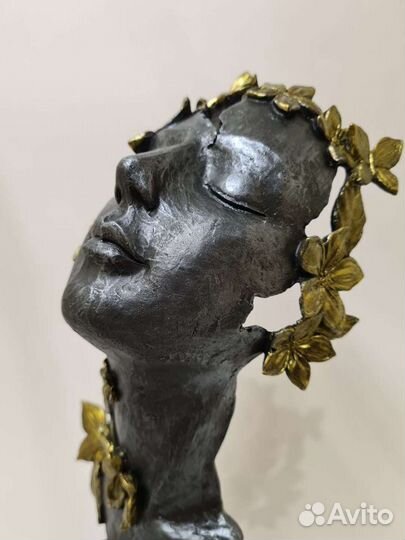 Статуэтка Она