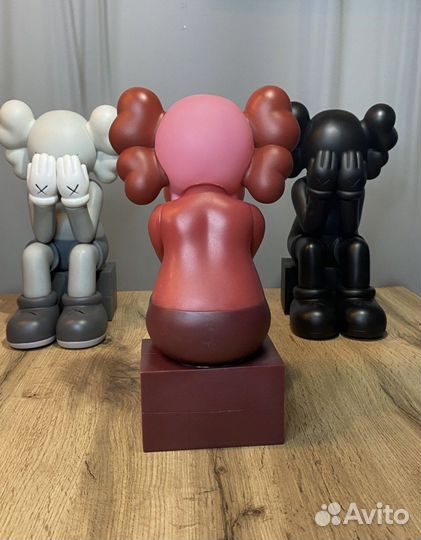 Фигурка Kaws сидячая