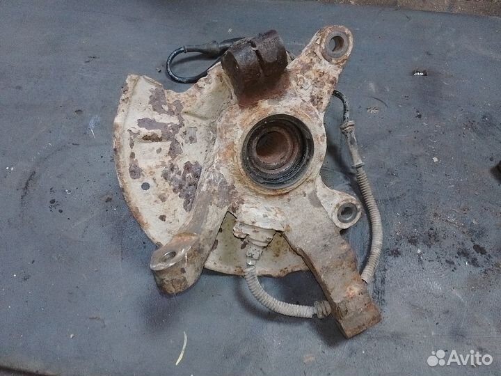 Передний правый поворотный кулак Kia Clarus 2 1.8