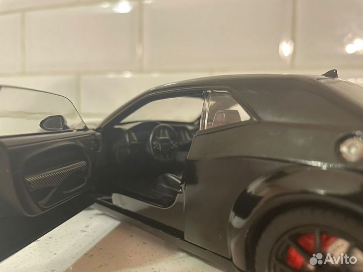 Коллекционная машинка Dodge Challenger SRT 1:24