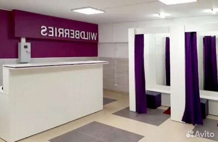 Пункт выдачи заказов на проходимой улице