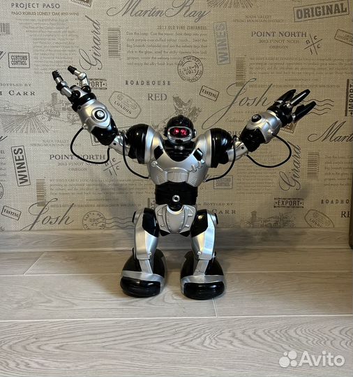 Робот на пульте управления