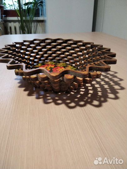 Декоративная резная тарелка с росписью