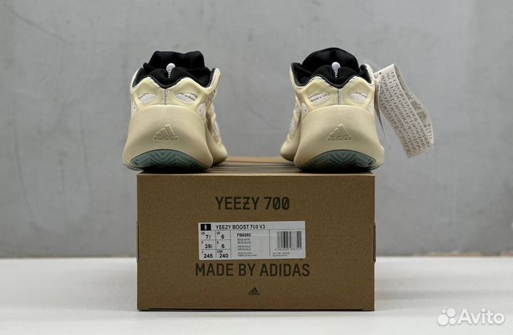 Кроссовки женские adidas yezzi