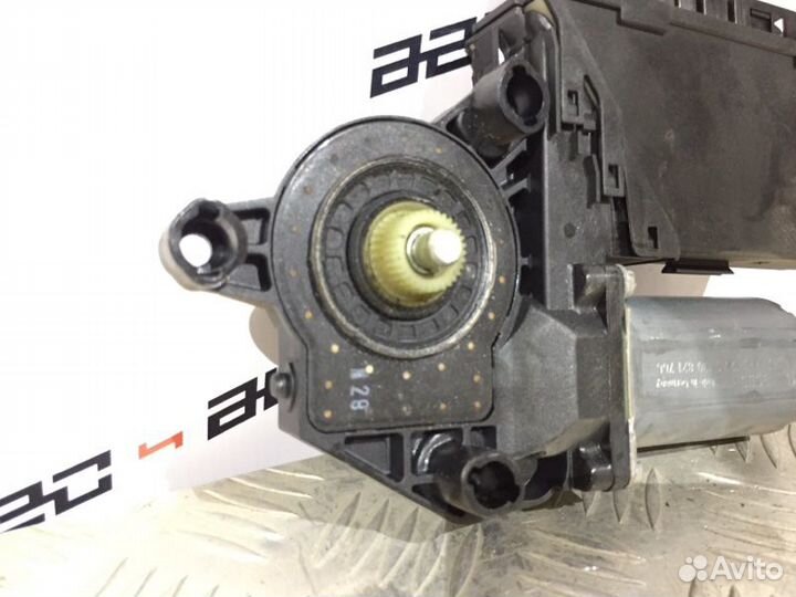 Мотор стеклоподъемника задний правый Audi A4 B7