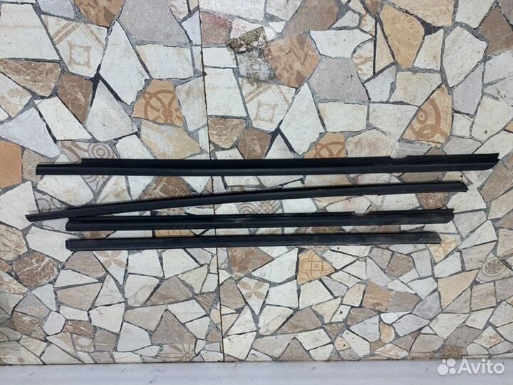 Уплотнитель стекла двери Opel Astra хетчбэк 1.8