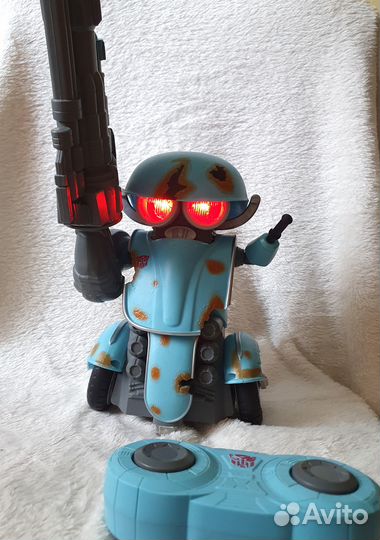 Игрушка, робот трансформер, с пультом управлени