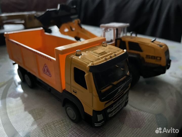 Машина и погрузчик трактор игрушка