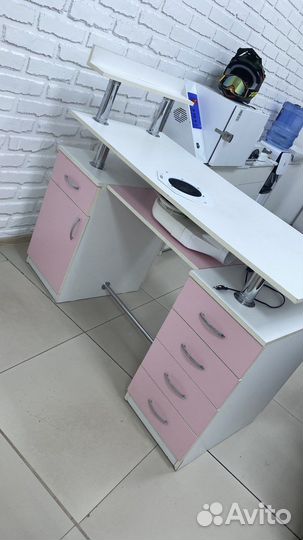 Маникюрный стол с вытяжкой