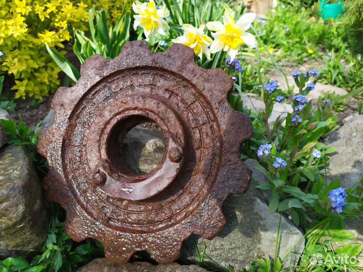 Шестерёнки,колеса и поилки для уличного интерьера