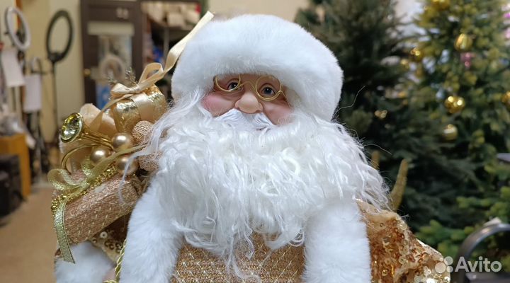 Новогодний Дед Мороз в золотом костюме