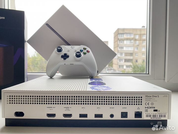 Xbox One S 1 TB + игры