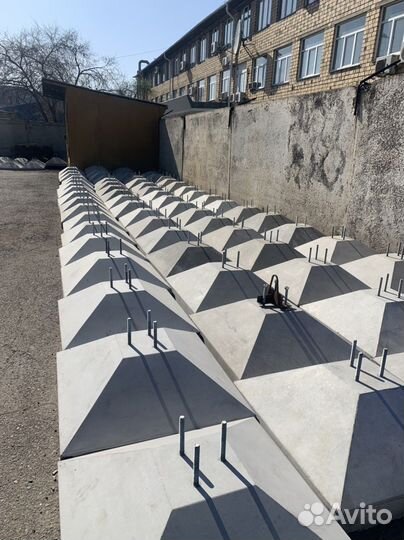 Основание для флагштока: бетонный постамент