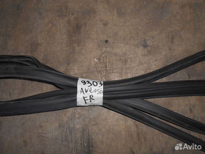 Уплотнитель двери передней правой от Toyota Avens