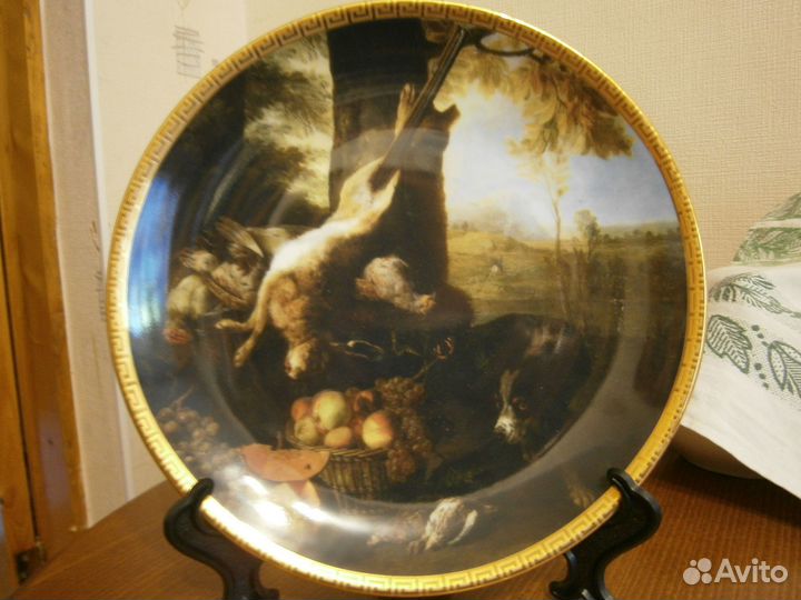 Фарфоровые декоративные тарелки и статуэтки