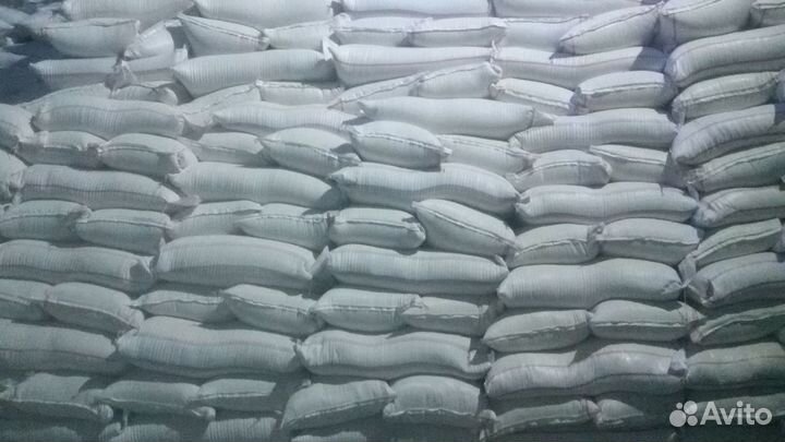 Отруби пшеничные и гранулы овсяные в мешках