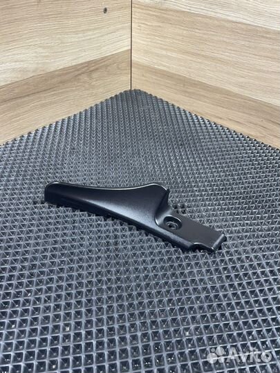 Накладка петли капота правая Sandero 1 8200763647