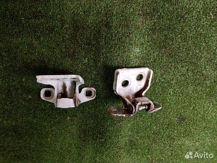 Петля двери задняя правая Renault Logan 1.6 2017