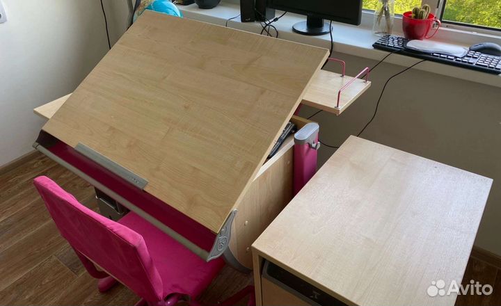 Детский письменный стол и стул