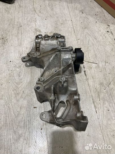 Кронштейн площадка крепление генератора Renault lo