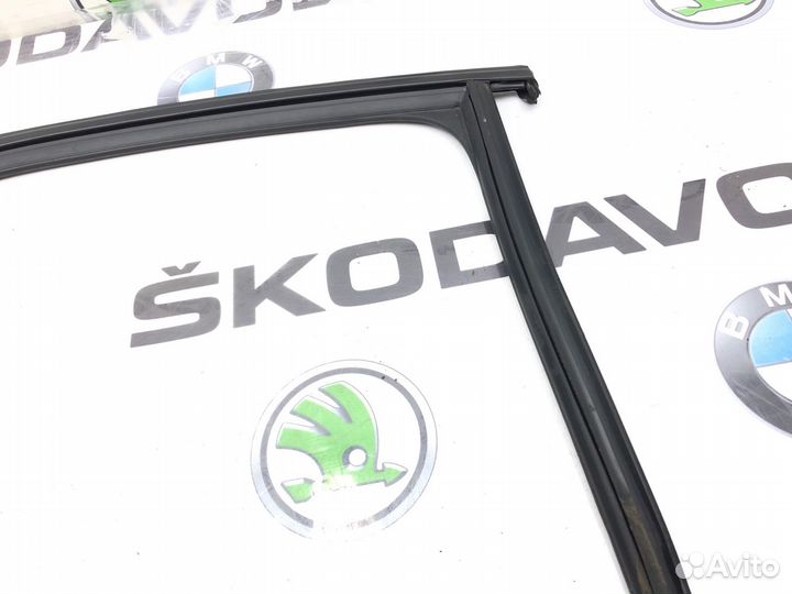 Уплотнитель стекла задний правый Skoda Octavia A7