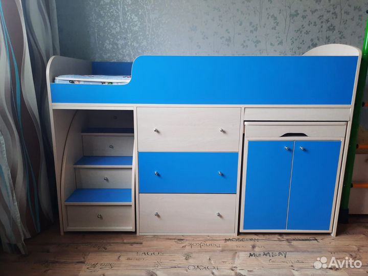 Детская кровать чердак со столом и шкафом