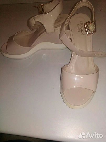 Босоножки на танкетке