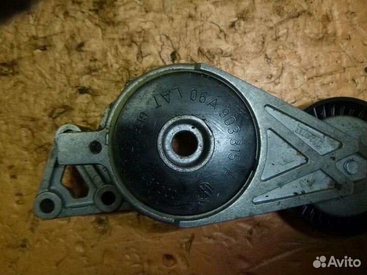 Ролик руч.ремня с кронштейном Volkswagen jetta 201