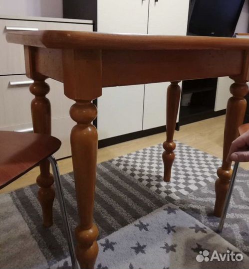 Стол и стулья