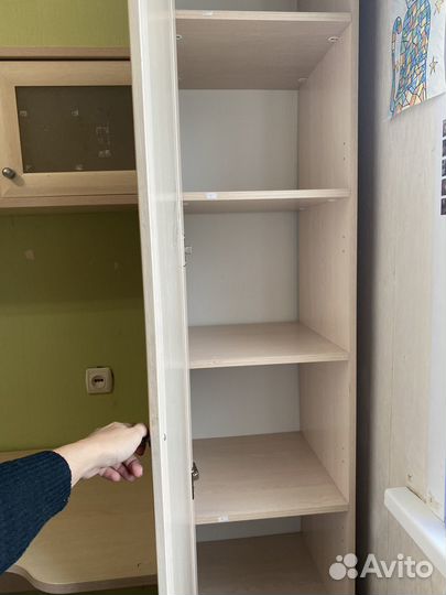 Комплект детской мебели. Стол с шкафами