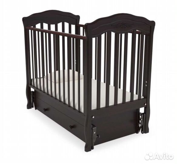 Детская кроватка с маятником и ящиком