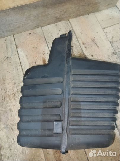 Корпус воздушного фильтра Dodge Stratus 2002г 2,7л