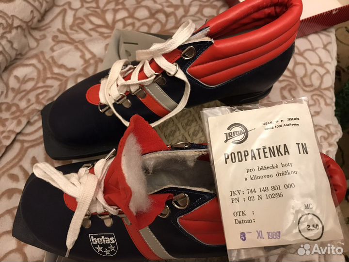 Лыжные ботинки ретро