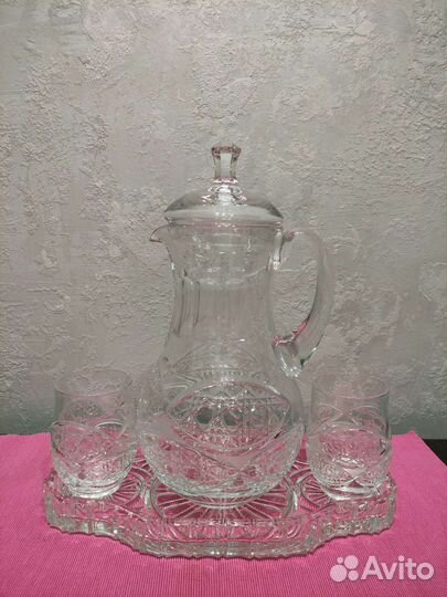 Хрустальный кувшин со стаканами