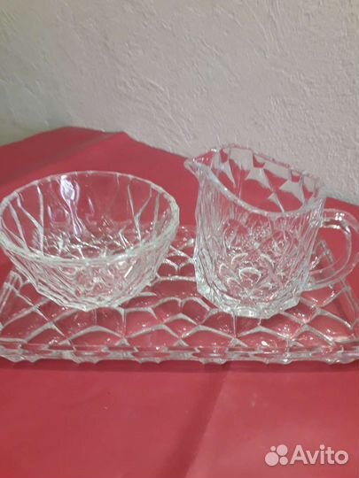 Сливочник и сахарница на подносе