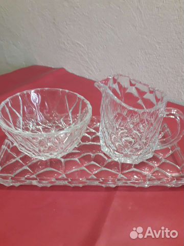 Сливочник и сахарница на подносе