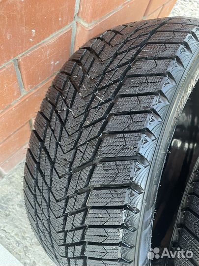 Roadstone Winguard Ice Plus 225/45 R17