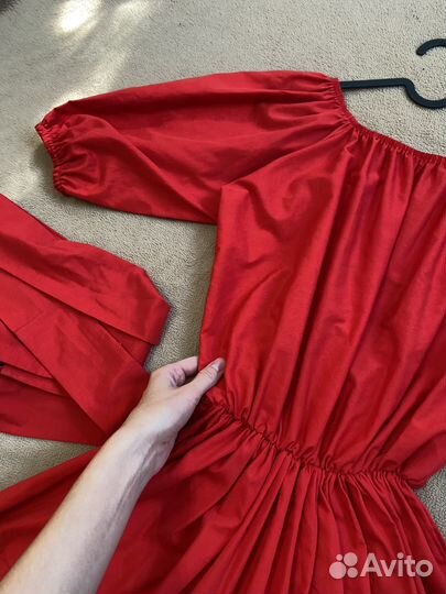 Красное платье с открытыми плечами и поясом 40 42
