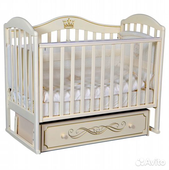 Детская кроватка из массива