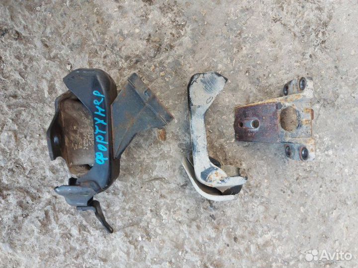 Опора двигателя Toyota Fortuner внедорожник 2.8