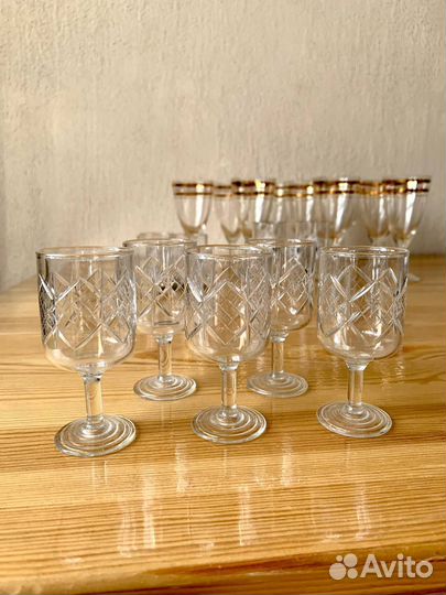 Бокалы из коричневого стекла фужеры, стопки, рюмки