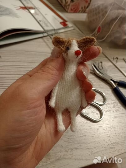 Игрушка вязаная собачка в костюме