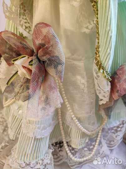 Кукла фарфоровая