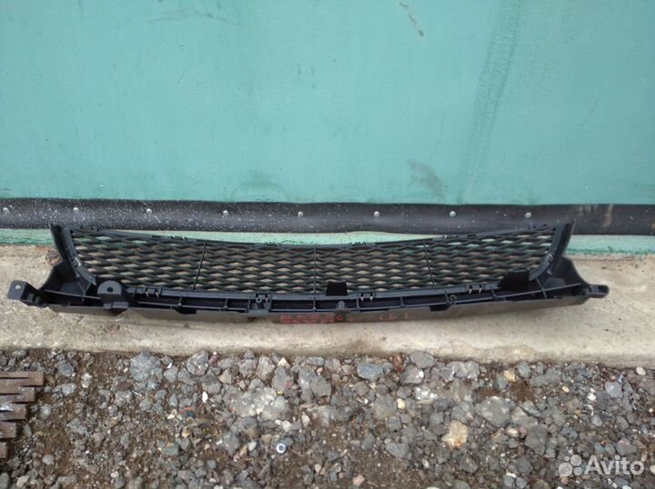 Решетка в бампер центральная Mazda3 BK 2002-2009